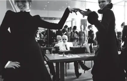  ??  ?? Coulisses. Au studio de création de Chanel, rue Cambon, en 2002, préparatio­n d’un défilé de haute couture.