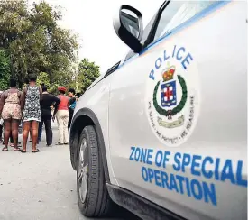  ?? GLADSTONE TAYLOR ?? Scores of Denham Town residents took to the streets last week after gunmen invaded their community.