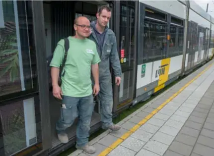 ?? FOTO JORIS HERREGODS ?? Dajo De Kuyper (links) en Thomas Vanhoenack­er gaan met de tram naar de bouwwerf van de Handelsbeu­rs in de Antwerpse binnenstad.