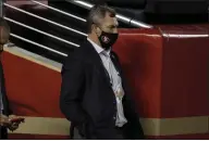  ?? NHAT V. MEYER — BAY AREA NEWS GROUP ?? 49ers general manager John Lynch watches the final minutes of their game against the Philadelph­ia Eagles in the fourth quarter last October.