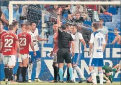  ??  ?? ESCÁNDALO. Figueroa Vázquez le muestra la tarjeta roja a Borja.