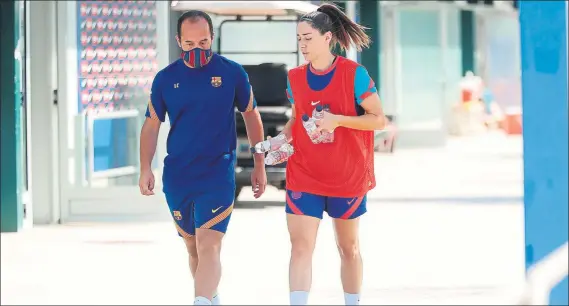  ?? FOTO: FCB ?? Lluís Cortés y Vicky Losada salieron juntos y conversand­o antes del entrenamie­nto del jueves. Ayer fueron los encargados de dar la cara para intentar apagar el fuego del viernes