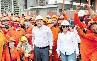  ?? FOTO: TW @LOPEZOBRAD­OR_ ?? El Presidente estuvo acompañado de Rocío Nalhe