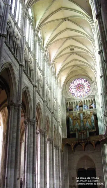  ??  ?? La nave de la catedral de Amiens supera los cuarenta metros de altura.