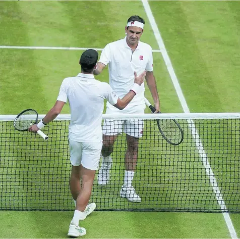  ?? AP ?? Federer y Djokovic se saludan después del espectacul­ar partido que jugaron