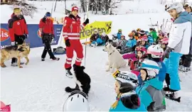  ??  ?? Pieps-Suche, Sondieren und der Einsatz von Lawinenhun­den – bei einem Ernstfall im Winter muss die Rettungske­tte stimmen.