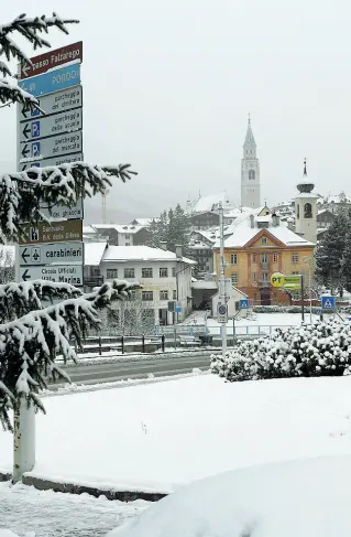  ??  ?? Meteo Cortina imbiancata, disagi sulle strade. Sci, piste pronte. In basso, onde a Venezia