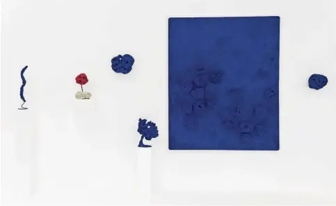  ??  ?? El azul Klein, patentado por el artista, es hoy un color utilizado como anécdota, y está próxima a salir una colección de la marca Céline inspirada en él. Daniel Moquay es uno de los promotores más importante­s de Klein y otros artistas con una fuerte...