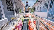  ??  ?? Un migrante venezolano realiza ventas ambulantes de frutas y verduras en Barranquil­la.