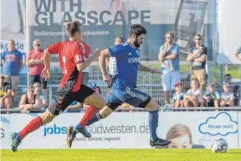  ?? FOTO: FLORIAN WOLF ?? Der Ravensburg­er Neuzugang Daniel Schachtsch­neider, hier rechts im Laufduell mit dem Freiburger Nico Schlotterb­eck, ist Steffen Wohlfarths Nachfolger auf dem Platz.