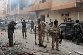  ?? LEHTIKUVA/AFP PHOTO/MOHAMED EL-SHEIKHI ?? OFFENSIV. Regeringst­rogna soldater har återtagit en del av Benghazi, som ännu till stora delar behärskas av islamistis­ka förband.