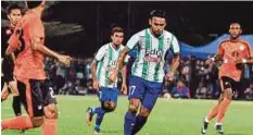  ??  ?? AKSI pemain Melaka United, Amri Yayah (tengah) cuba melepasi pemain FELDA United pada perlawanan persahabat­an.