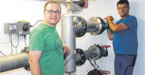  ?? FOTO: HOG ?? Oliver Neubrand (l.) und Paul Liebhart bei den Wasserleit­ungen, die das Wasser ins Pumpwerk Herlighofe­n einleiten.