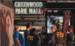  ?? KELLY WILKINSON — THE INDIANAPOL­IS STAR VIA AP ?? FBI agents gather at the scene of a deadly shooting Sunday in Greenwood, Ind.