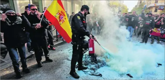  ?? / K. PARA ?? Más de 7.000 funcionari­os de prisiones se manifestar­on ayer en Madrid para reclamar a Interior reanudar la negociació­n salarial. La protesta llegó a las sedes de PSOE —donde un grupo quemó ropa de trabajo—, PP, Podemos y Ciudadanos.