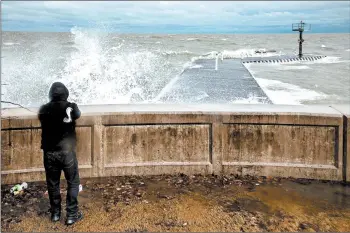  ?? ZBIGNIEW BZDAK/CHICAGO TRIBUNE ?? Large Lake Michigan waves pound 31st Street Beach in Chicago on Tuesday.