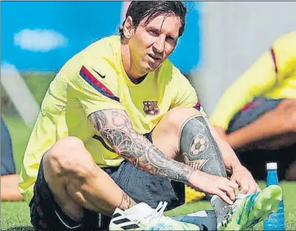  ?? FOTO: FC BARCELONA ?? n Nuevo Leo Messi llevaba ya unos días ejercitánd­ose con menos barba de lo habitual en los últimos años pero ayer se ejercitó sin vello en el rostro