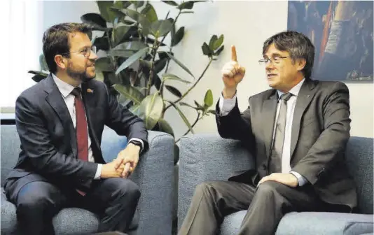  ?? Olivier Hoslet / Efe ?? El president Pere Aragonès y el expresiden­t Carles Puigdemont, en una reunión celebrada en Buselas en mayo de 2022.