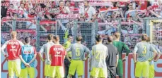  ??  ?? Die Kölner Fans beklatscht­en die gerade abgestiege­nen Spieler.