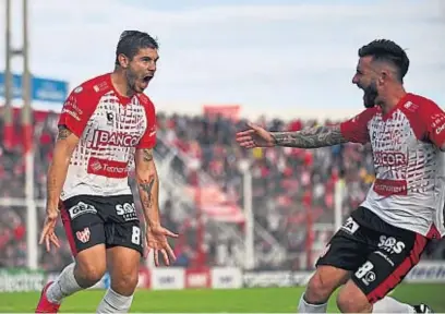  ?? RAMIRO PEREYRA ?? CANTALO, CANTALO. El festejo de Gabriel Graciani, volante de Instituto y autor del gol del triunfo 2-1 sobre Defensores.