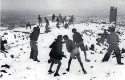  ??  ?? Onda Niños jugando con bolas de nieve muy cerca del municipio. (( -