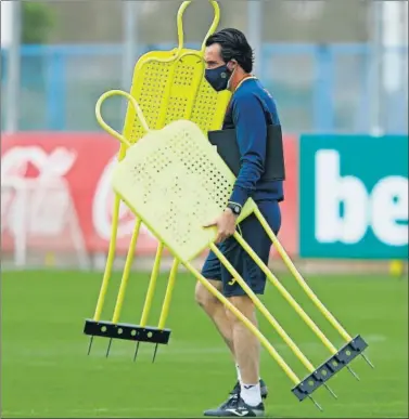  ??  ?? Unai Emery, durante un entrenamie­nto del Villarreal.
