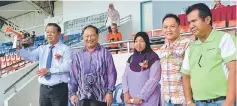  ??  ?? Kong officiatin­g at the opening of SK Bandaran Sibu No. 2 annual sports meet. Thomas (second left) and others look on.