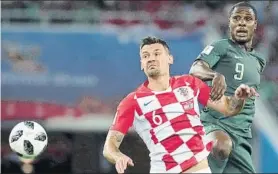  ?? FOTO: EFE ?? Dejan Lovren pugna con Odion Ighalo durante el Croacia-Nigeria del sábado