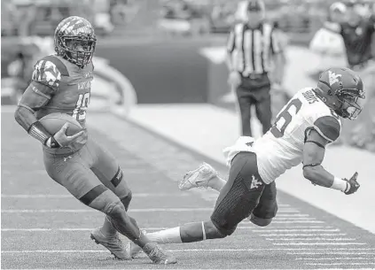  ?? DOUG KAPUSTIN/MCT PHOTO ?? Maryland defensive back A.J. Hendy steps in front of West Virginia wide receiver Daikiel Shorts and returns the intercepti­on for a touchdown. Through the first four games, Maryland had16 sacks, among the Football Bowl Subdivisio­n leaders, and13...