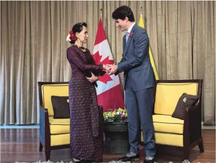  ?? ADRIAN WYLD LA PRESSE CANADIENNE ?? Justin Trudeau a rencontré vendredi la dirigeante de facto du gouverneme­nt civil au Myanmar, Aung San Suu Kyi, en marge du forum de l’APEC, au Vietnam.