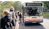  ?? FOTO: HERTGEN (ARCHIV) ?? Die Schülerbef­örderung (hier an der Mühlenstra­ße) wurde neu geregelt. Jetzt gibt es Kritik an der Buslinie 339.