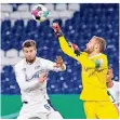  ?? FOTO: DPA ?? Schweinfur­ts Torwart Luis Zwick im Duell mit Matija Nastasic.