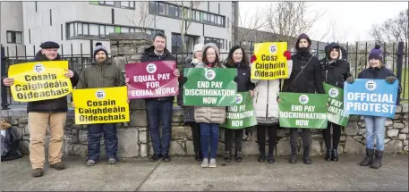  ?? Pics: ?? TUI members protest over inequal pay outside Ballinode College last Thursday lunchtime. Donal Hackett.