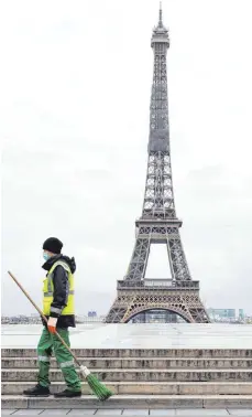  ?? FOTO: ALEXIS SCIARD/IMAGO IMAGES ?? Rings um den Eiffelturm wird regelmäßig für Ordnung gesorgt, doch vielen Parisern ist ihre Stadt nicht mehr sauber genug.