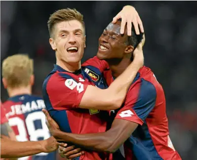  ??  ?? El polaco Krzysztof Piatek y el marfileño Christian Kouamé celebran un gol del Génova en la Serie A de Italia.