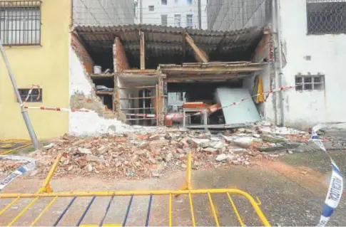  ?? // EFE ?? El temporal provocó la caída de un muro en una vivienda del barrio de Tejeras de Ferrol