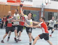  ?? FOTO: THORSTEN SCHNEIDER ?? Er ist wieder da – und wie: Aaron Mayer (am Ball) erzielte beim 35:28Sieg in Albstadt zwölf Treffer.