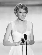  ??  ?? Taylor Swift accepts one of five awards she took home Sunday.