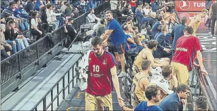  ?? Foto: BASKETNEWS ?? Kalinic abandonand­o el banquillo camino de vestuarios tras la discusión mantenida con Jasikevici­us en el tercer cuarto