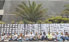  ??  ?? Familiares de presos políticos se manifestar­on ayer frente a la sede de las Naciones Unidas en Caracas, Venezuela.