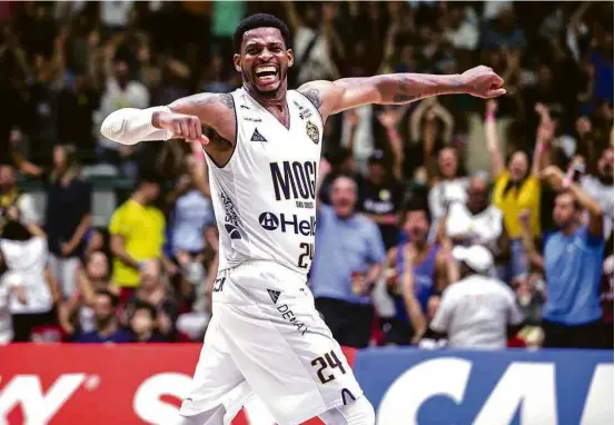  ?? Fotojump - 12.mai.18/LNB ?? Shamell vibra na vitória da equipe sobre o Flamengo, no ginásio Hugo Ramos, apelidado pela torcida de “La Casa de Shamell” O ala/pivô tem 30 anos e veio ao Brasil em 2012 para jogar no Palmeiras. Com o Mogi já ganhou Paulista e Sul-Americano