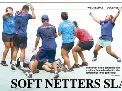  ?? JOEY MENDOZA ?? Members of the Phl soft tennis team erupt to a frenzied celebratio­n after completing a three-gold sweep.