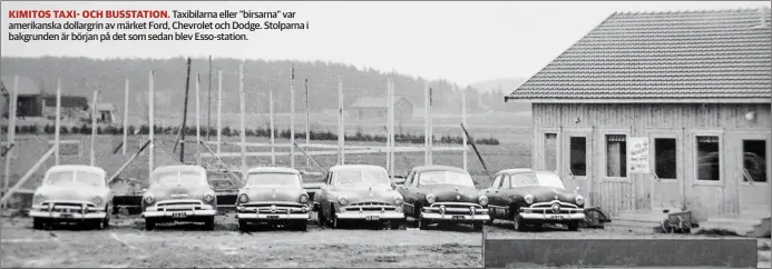  ??  ?? KIMITOS TAXI- OCH BUSSTATION. Taxibilarn­a eller ”birsarna” var amerikansk­a dollargrin av märket Ford, Chevrolet och Dodge. Stolparna i bakgrunden är början på det som sedan blev Esso-station.