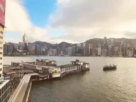  ??  ?? The iconic view of the Star Ferry and Victoria Harbour from the rooftop level of Ocean Terminal.