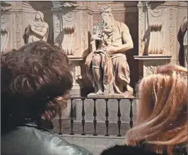  ?? ?? ROMA. Mientras aguarda el encuentro con el Papa visitó el Moisés de Miguel Ángel junto a su hermana Karina.