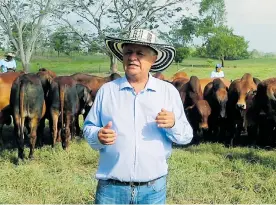  ??  ?? José Humberto Espinosa, propietari­o de San Rafael, es el ejemplo de que el concepto de factorías ganaderas ha prosperado, gracias a la seriedad y solidez de los procesos reproducti­vos a partir de biotecnolo­gías.