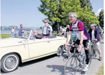  ??  ?? En 2015, 300 personnes formaient le peloton du Tour de Rance randonnée vintage ; ils étaient même 400 en 2016. (photo archives 2015)