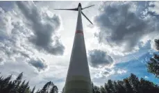  ?? FOTO: DPA ?? Der Bau von Windrädern in Bayern geht nach wie vor langsam voran.