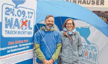  ?? FOTO: HEB ?? Hubert Moosmayer und Vereinsmit­glied Karin Ott warben zuletzt schon in Biberach für die Kampagne zur Bundestags­wahl.