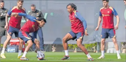  ?? ?? Raphinha y Koundé, en un entrenamie­nto del Barça junto a Iñigo Martínez y Sergi Roberto.
